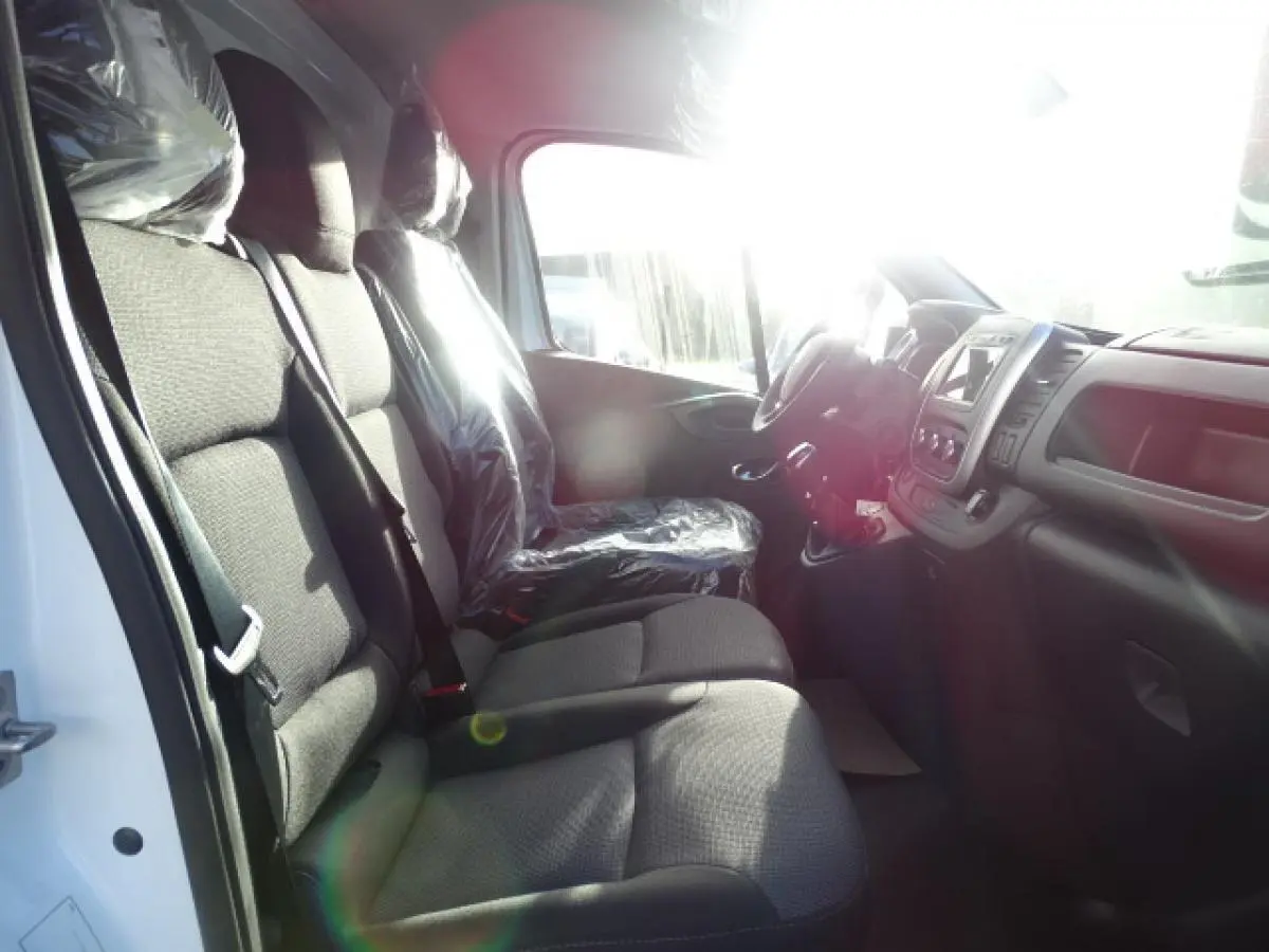 Vue intérieure côté conducteur du Fiat Talento Fourgon blanc 2020, montrant les sièges avant et le tableau de bord avec écran tactile.