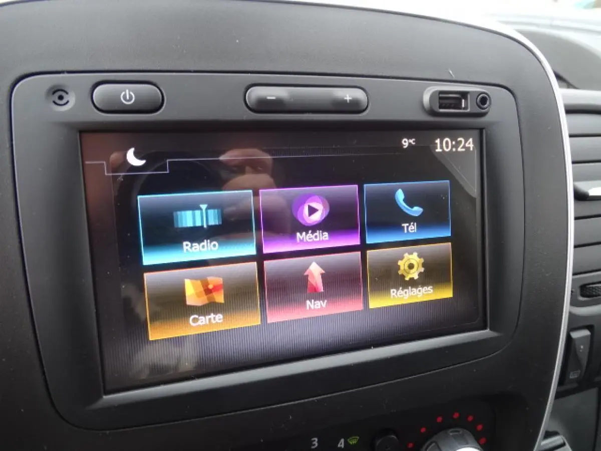 Écran tactile 7 pouces du système multimédia du Fiat Talento Fourgon blanc, affichant les options radio, média, téléphone, carte, navigation et réglages.