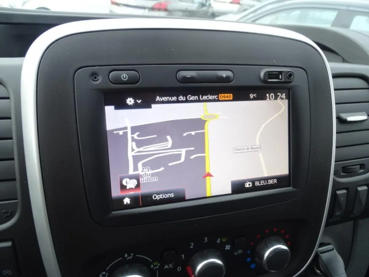 Vue rapprochée de l’écran tactile de navigation du Fiat Talento Fourgon blanc, affichant une carte routière.