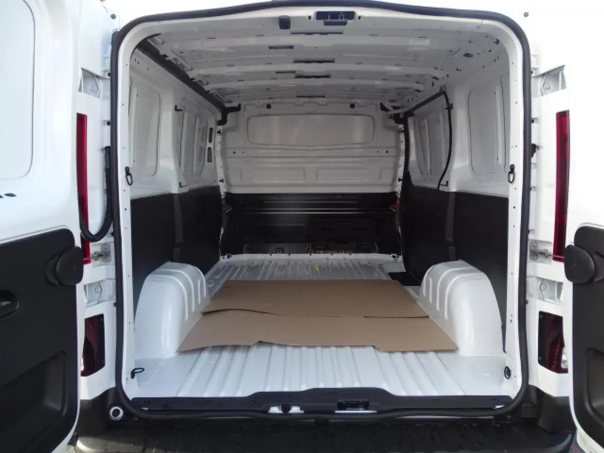 Vue arrière ouverte du fourgon blanc FIAT Talento 2020 montrant l'espace de chargement vide avec cloison tôlée.