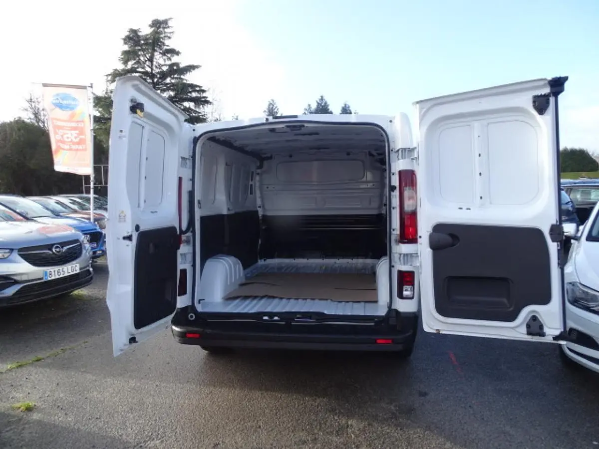 Vue arrière du FIAT Talento Fourgon blanc 2020 avec portes arrière tôlées ouvertes, montrant l'espace de chargement vide.