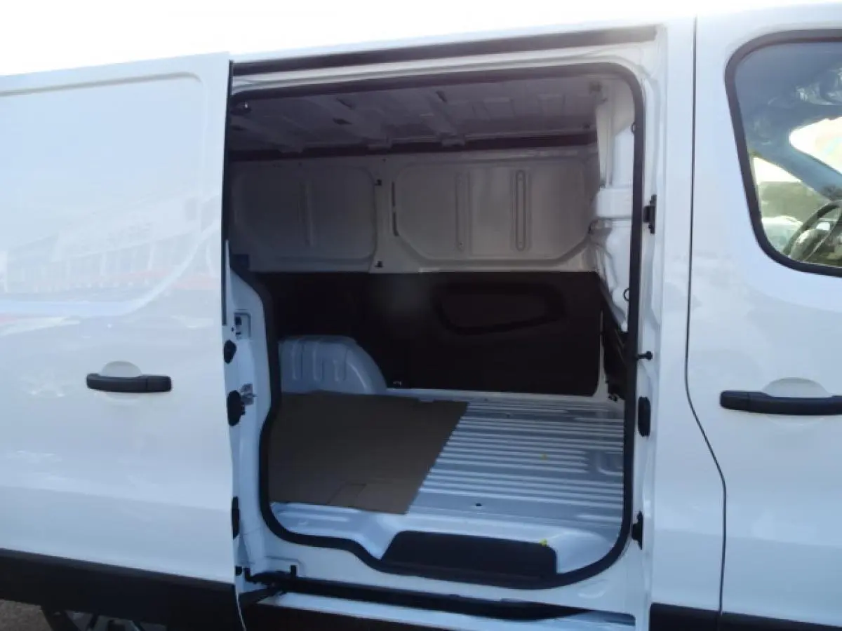 Vue latérale droite du FIAT Talento Fourgon blanc 2020 avec porte coulissante ouverte montrant l’espace de chargement vide.