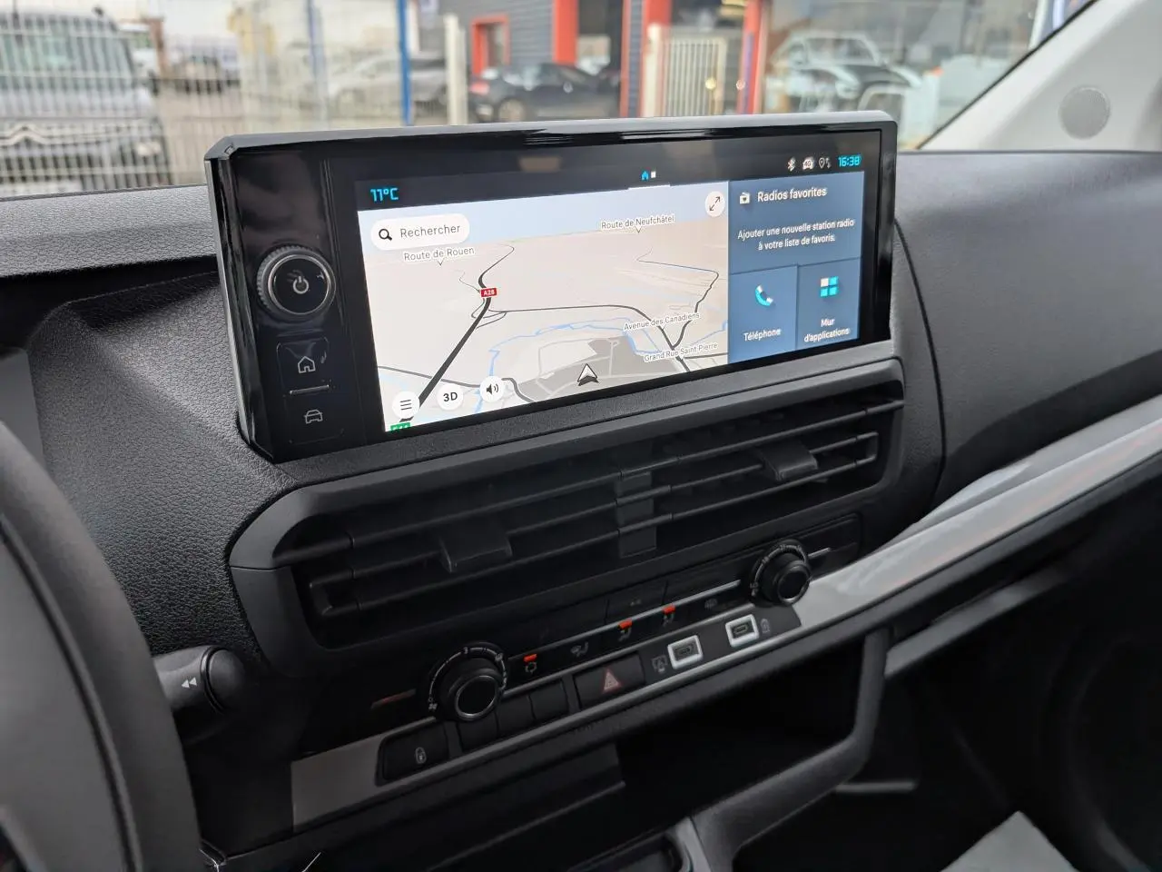 Vue rapprochée de la console centrale avec écran tactile affichant la navigation dans un Citroën Jumpy gris 2025.