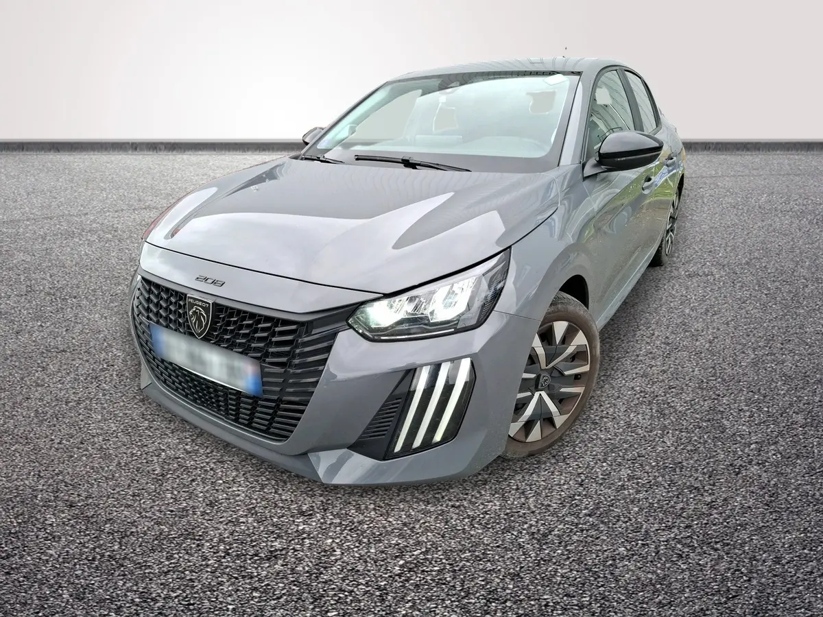 Peugeot 208 gris foncé vue 3/4 avant droit, phares LED allumés et signature lumineuse verticale distinctive.