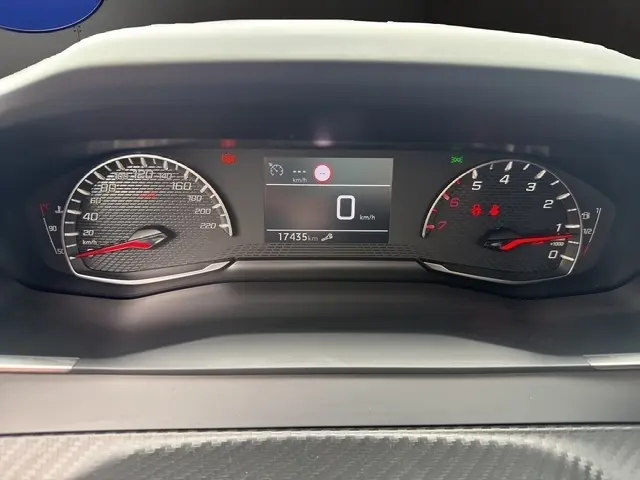 Tableau de bord de Peugeot 208 100CH S&S Active 2024 avec affichage numérique et compteurs analogiques, vue frontale.