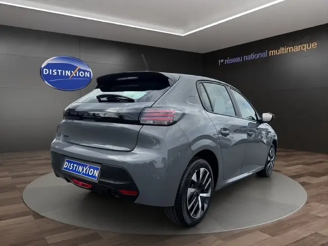 Vue 3/4 arrière droite d'une Peugeot 208 100CH S&S Active gris foncé avec feux arrière LED et jantes alliage.
