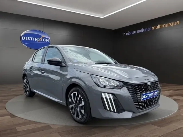 Peugeot 208 100CH S&S Active gris foncé vue 3/4 avant avec phares LED et calandre noire distinctive.