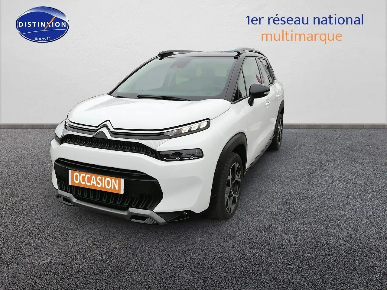 Citroën C3 Aircross blanc polar en 3/4 avant droit, avec toit noir et jantes alliage bi-ton.
