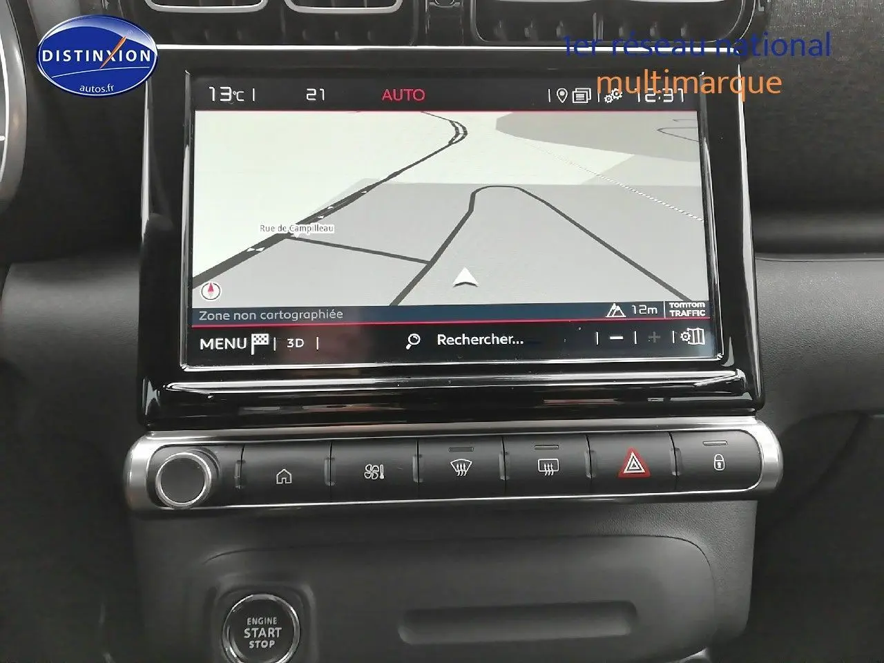 Vue rapprochée de l’écran tactile central du Citroën C3 Aircross blanc Polar avec affichage GPS et commandes climatisation.