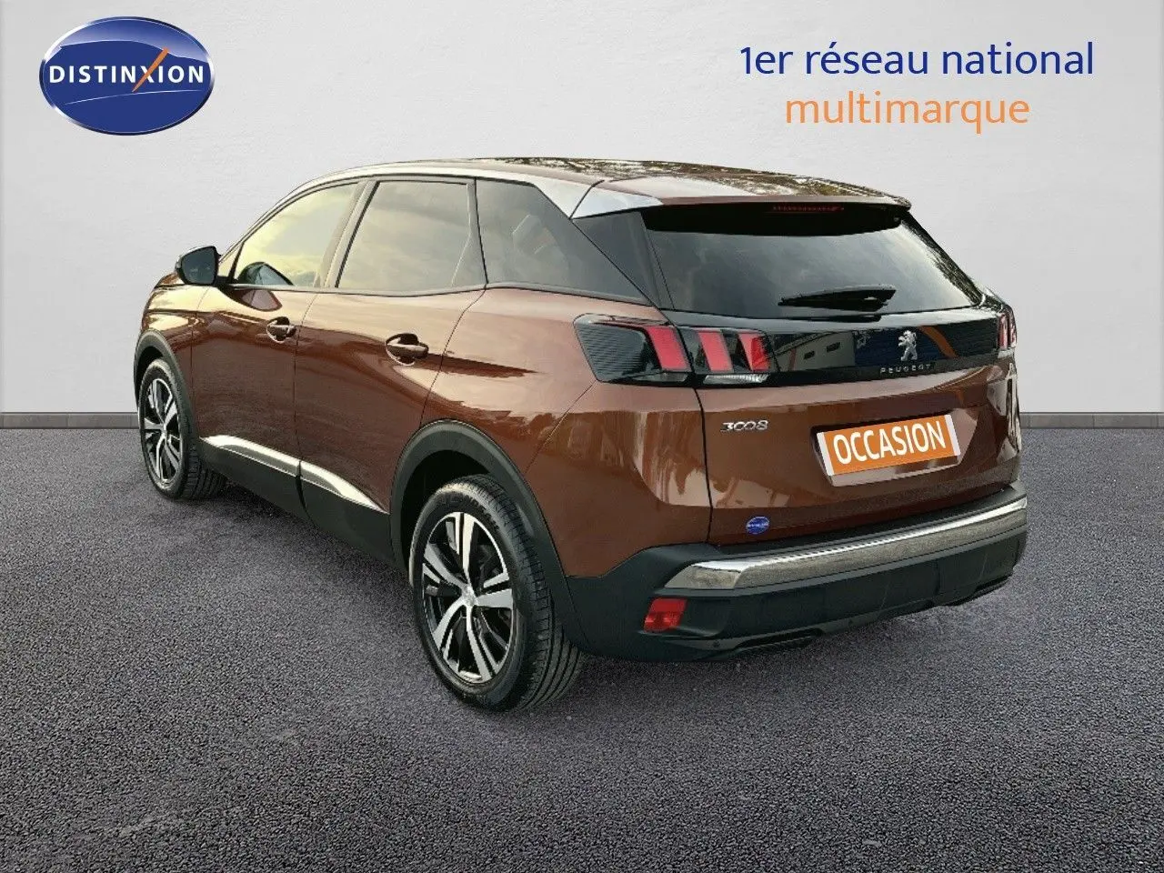 Vue 3/4 arrière droite d'un Peugeot 3008 Cooper Metal 2019 avec feux arrière à griffes et jantes alliage noires.