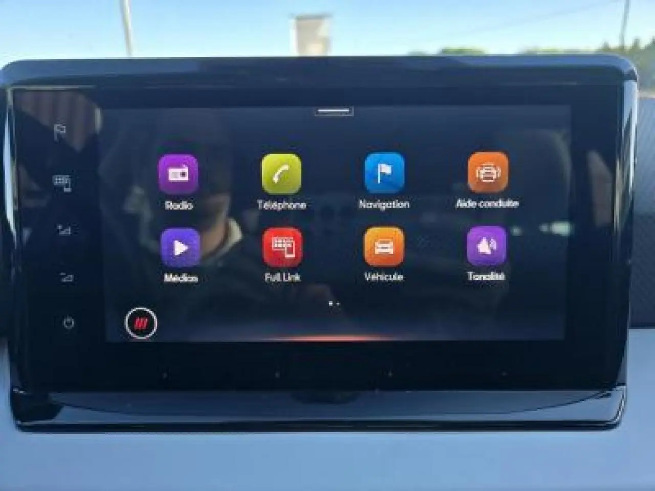 Écran tactile central du SEAT Arona 2024 affichant les icônes de navigation, radio et aide conduite.