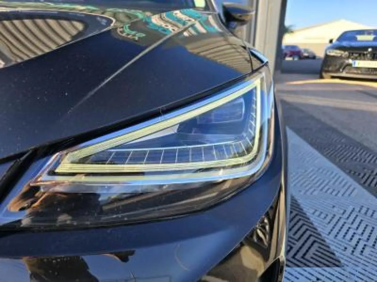 Gros plan sur le phare avant droit du SEAT Arona noir minuit avec toit contrasté, soulignant ses lignes LED modernes.