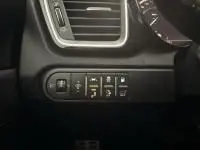 Gros plan sur les commandes d’assistance et d’éclairage côté gauche du tableau de bord d’une KIA Xceed blanc 2021 hybride rechargeable.