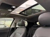 Intérieur du KIA Xceed 1.6 GDI 141 Premium 2021 blanc, vue sur sièges avant et toit ouvrant panoramique ouvert.