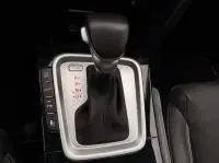 Gros plan sur le levier de vitesses automatique du Kia Xceed blanc hybride rechargeable, version 1.6 GDI 141 Premium, 2021.