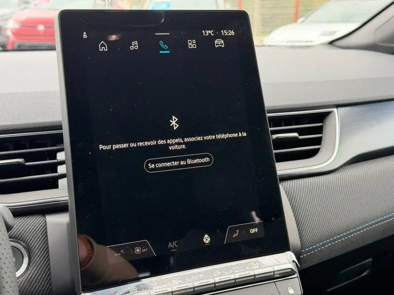 Vue rapprochée de l'écran tactile central du Renault Captur 2026, intérieur avec finitions Bleu Iron/Noir Etoilé.