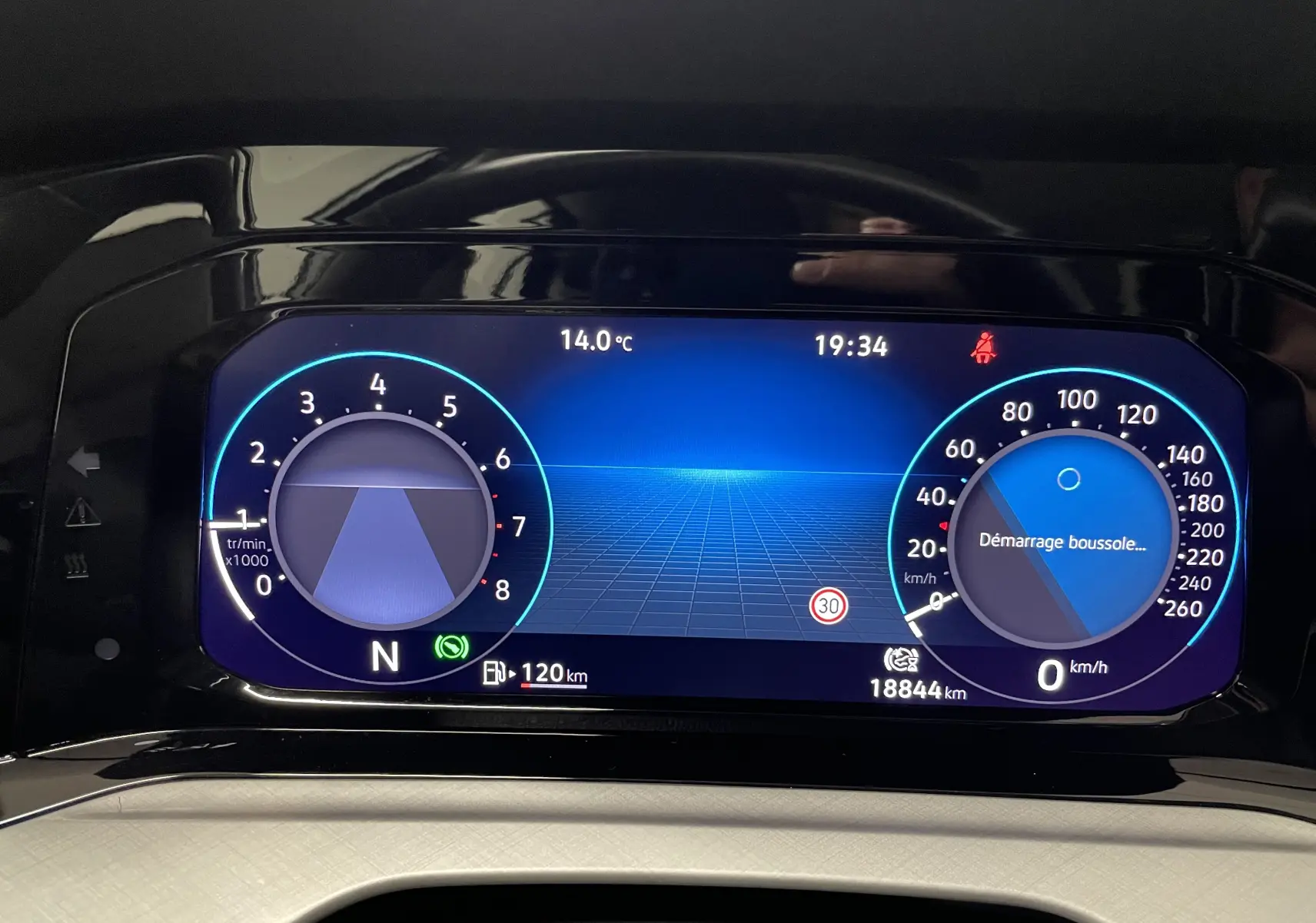 Tableau de bord numérique de Volkswagen Golf 2023 affichant vitesse, régime et température extérieure à 19h34.