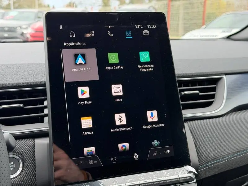 Écran tactile central du tableau de bord du Renault Captur 2026, avec interface multimédia et commandes visibles.