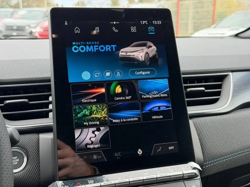Vue intérieure centrée sur l'écran tactile du tableau de bord du Renault Captur 2026 avec interface multifonction.