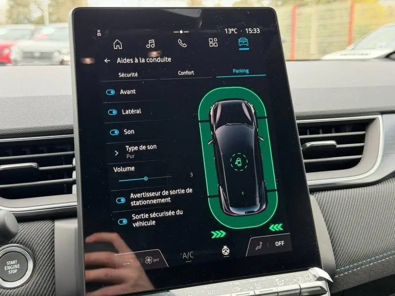 Écran tactile intérieur du Renault Captur 2026 montrant les aides à la conduite et le mode parking.
