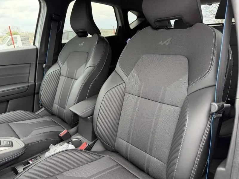 Vue intérieure rapprochée des sièges avant noirs avec logo Alpine brodé sur Renault Captur hybride 2026.
