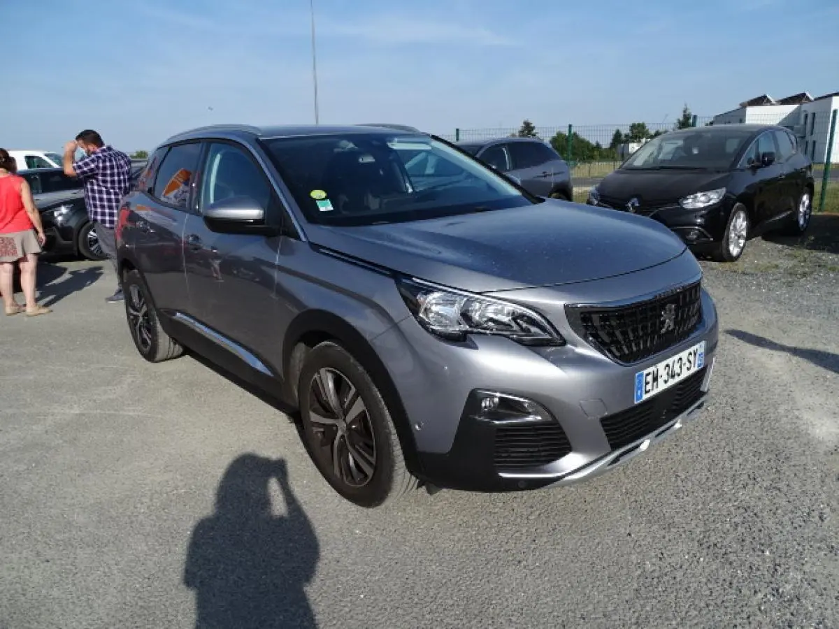 Peugeot 3008 gris Artense vue 3/4 avant droit, avec barres de toit aluminium et jantes noires.