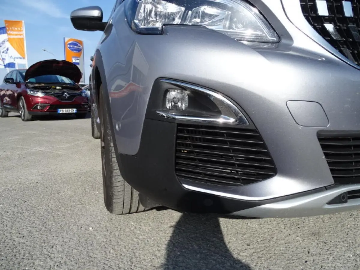 Gros plan sur l'avant droit gris Artense du Peugeot 3008 2017 avec calandre et antibrouillard visibles.