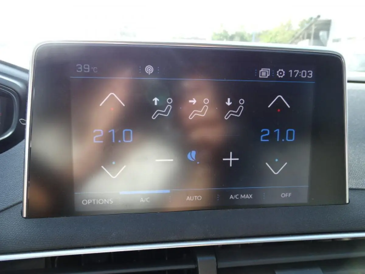 Écran tactile central du Peugeot 3008 2017 affichant la climatisation automatique bi-zone à 21°C.