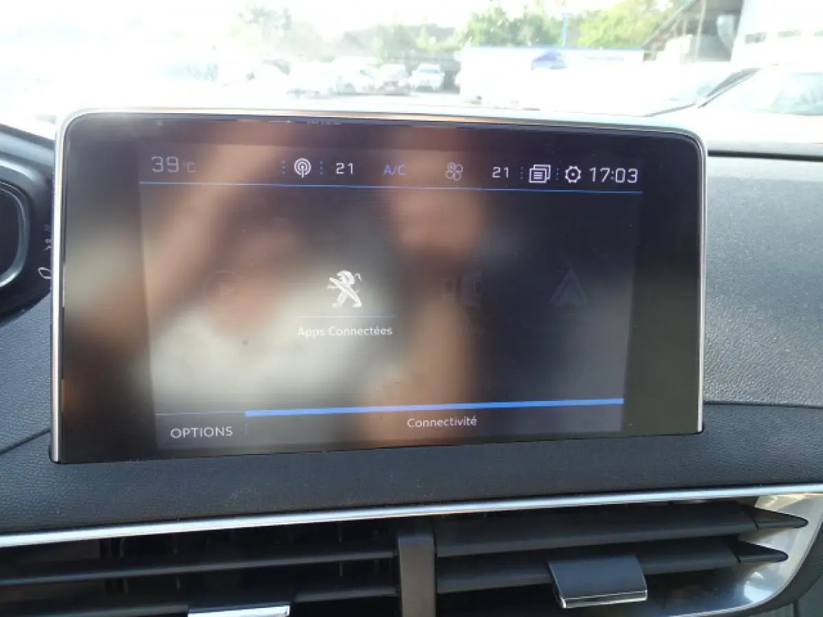 Écran tactile central du Peugeot 3008 2017 gris Artense, affichant les options de connectivité et la climatisation.