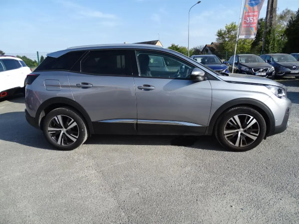 Profil droit d’un Peugeot 3008 gris Artense 2017 avec barres de toit aluminium et jantes alliage.