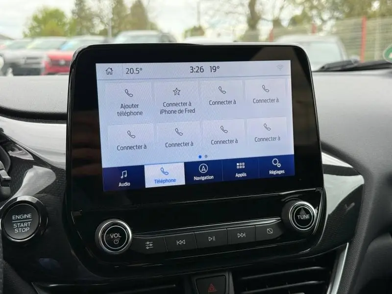 Écran tactile central du Ford Puma 2024 ST-Line montrant l'interface de connexion téléphone, avec bouton start/stop à gauche.