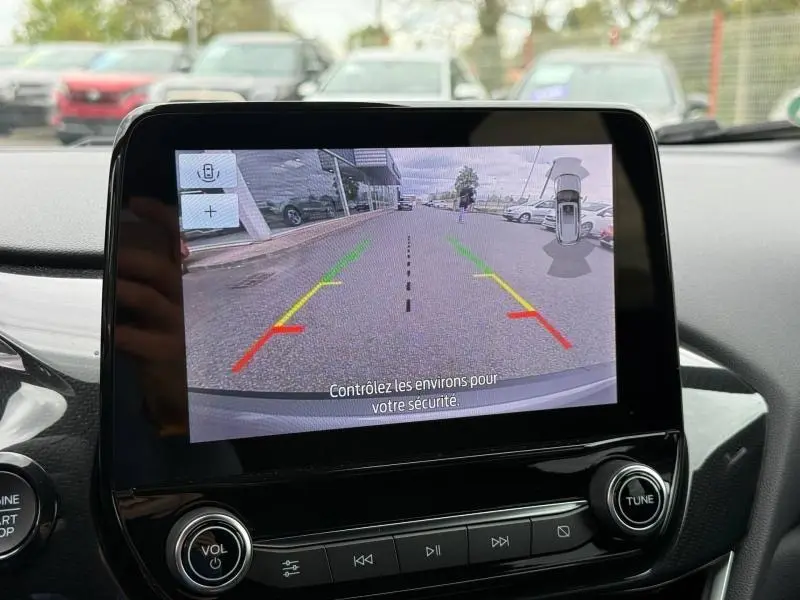 Vue intérieure de l'écran multimédia du Ford Puma 2024 montrant la caméra de recul avec lignes de guidage colorées.