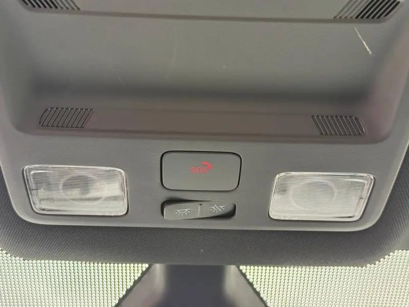 Plafonnier intérieur avec bouton SOS rouge et commandes d’éclairage, Ford Puma 2024 essence hybride, vue du toit vers l’avant.