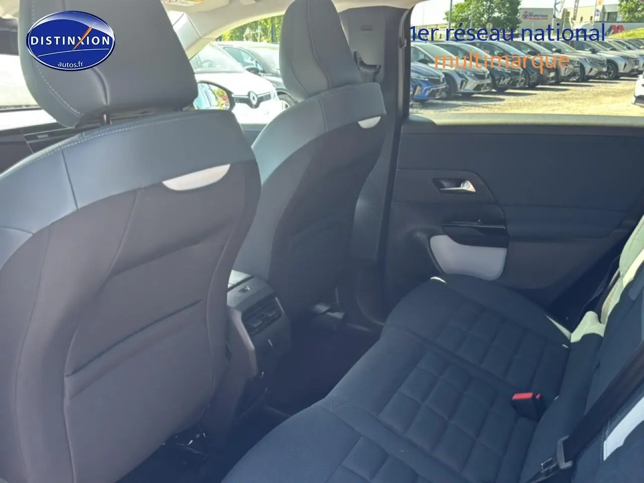 Vue intérieure arrière droite du Citroën C5 Aircross gris platinium, montrant la banquette et les dossiers de sièges noirs.
