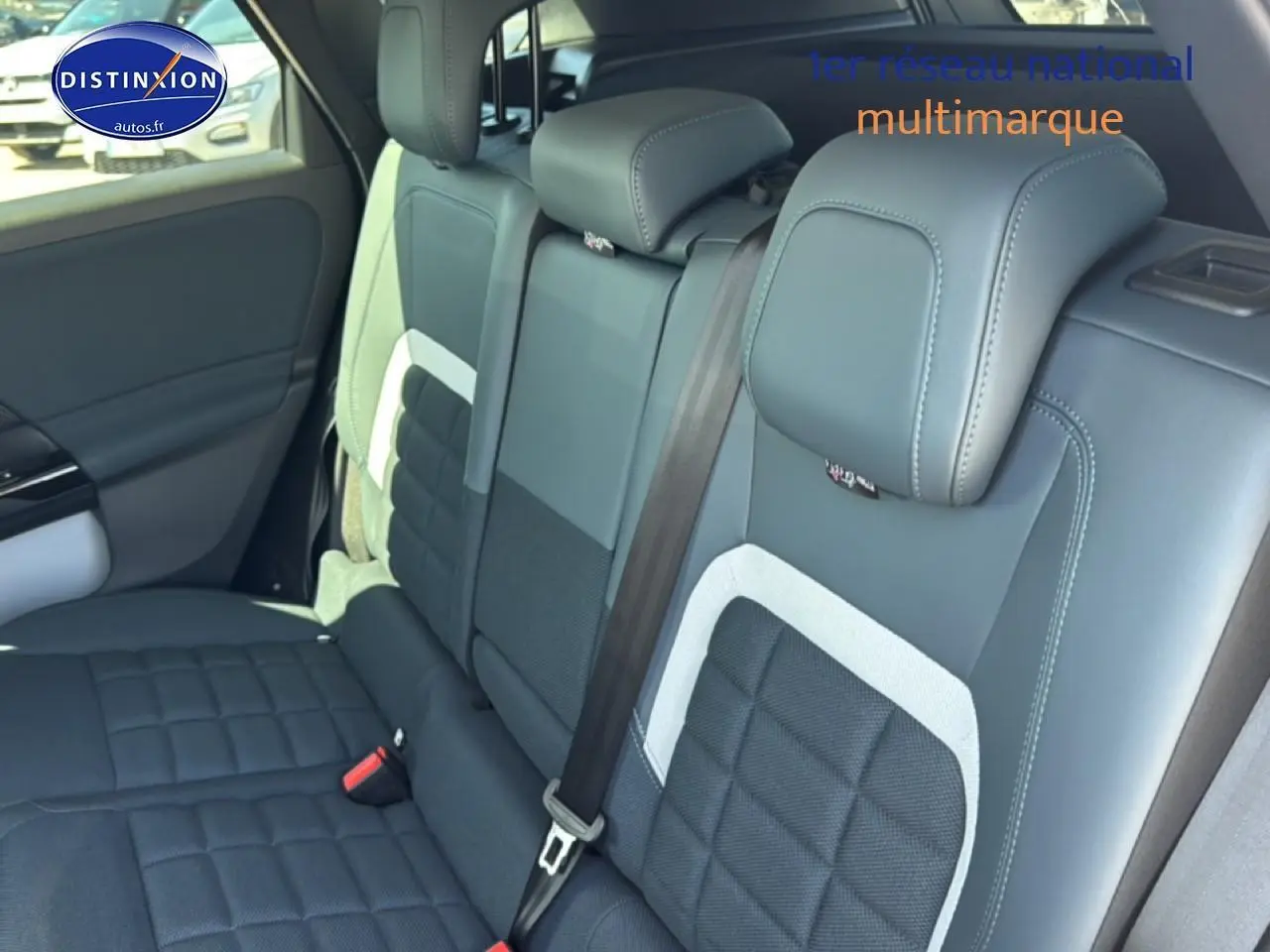 Vue intérieure de la banquette arrière en tissu gris et noir du Citroën C5 Aircross, avec appuie-têtes et ceinture de sécurité.