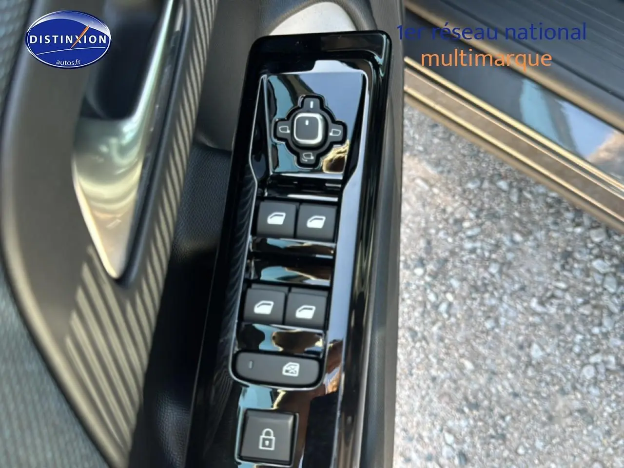 Gros plan sur les commandes de lève-vitres et rétroviseurs côté conducteur du Citroën C5 Aircross gris platinium 2026.