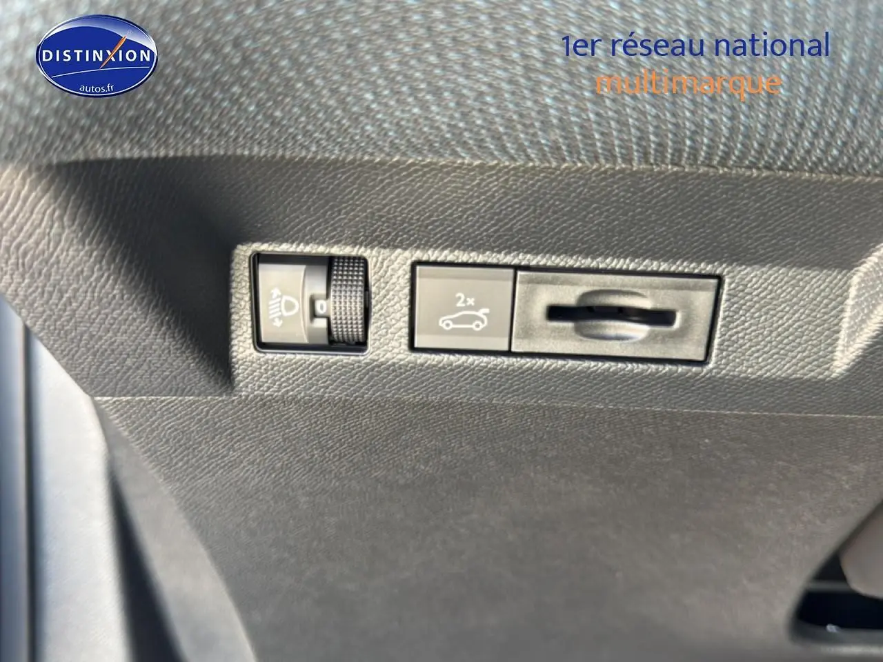 Détail intérieur montrant les commandes d'ouverture du coffre et réglage des phares du Citroën C5 Aircross gris platinium.