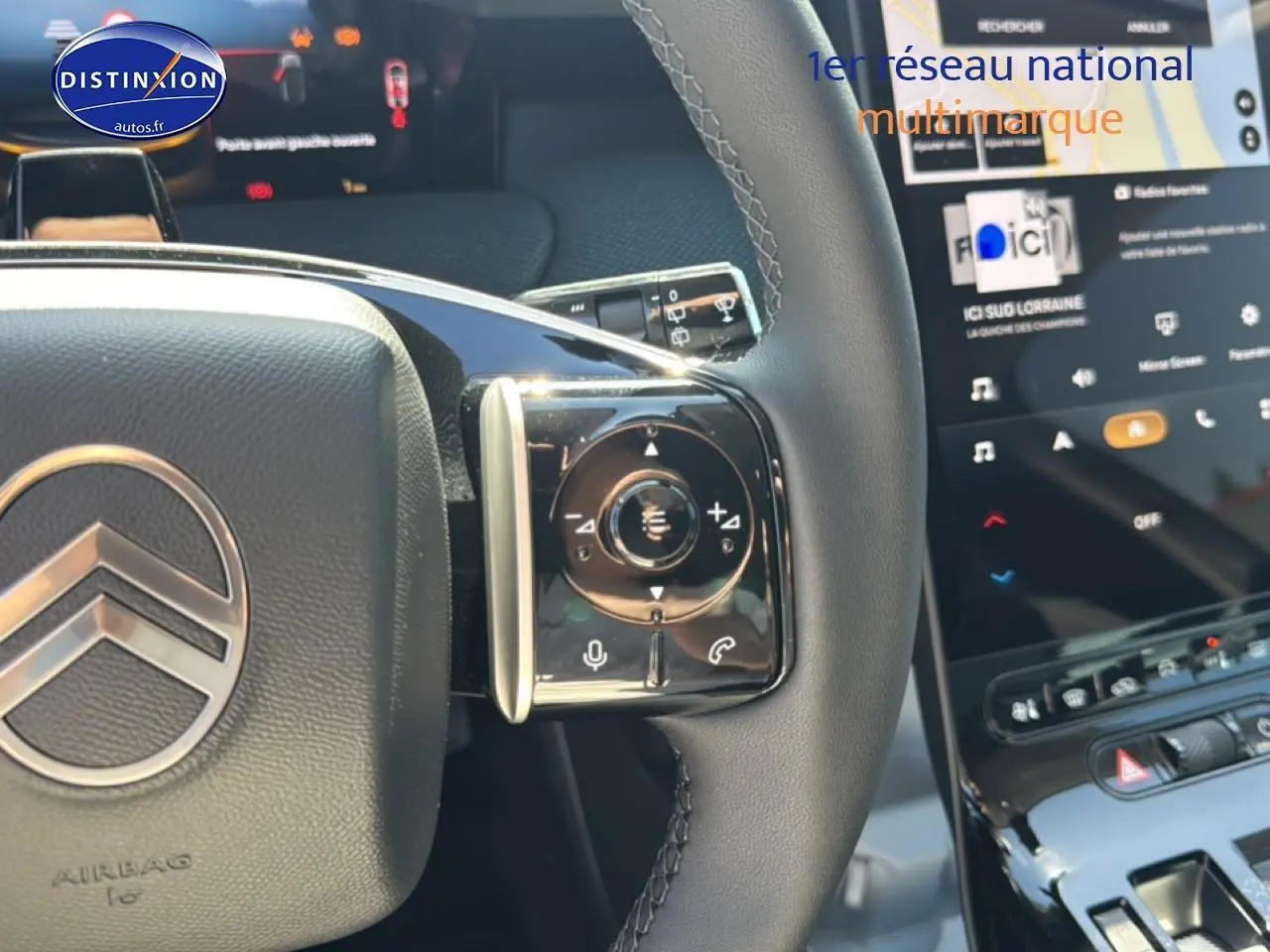 Gros plan sur le volant multifonction noir et le tableau de bord numérique du Citroën C5 Aircross gris platinium 2026.