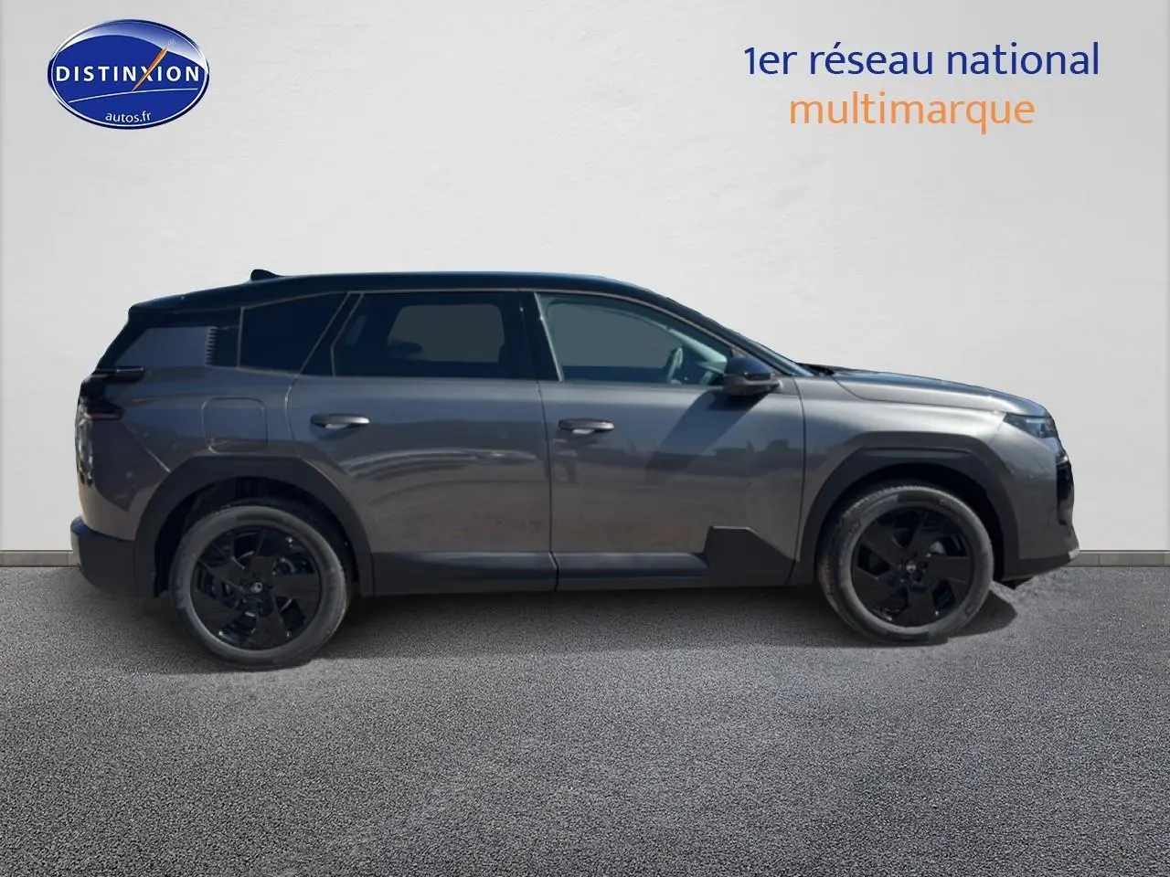Profil droit du Citroën C5 Aircross gris platinium avec toit noir et jantes alliage noires.