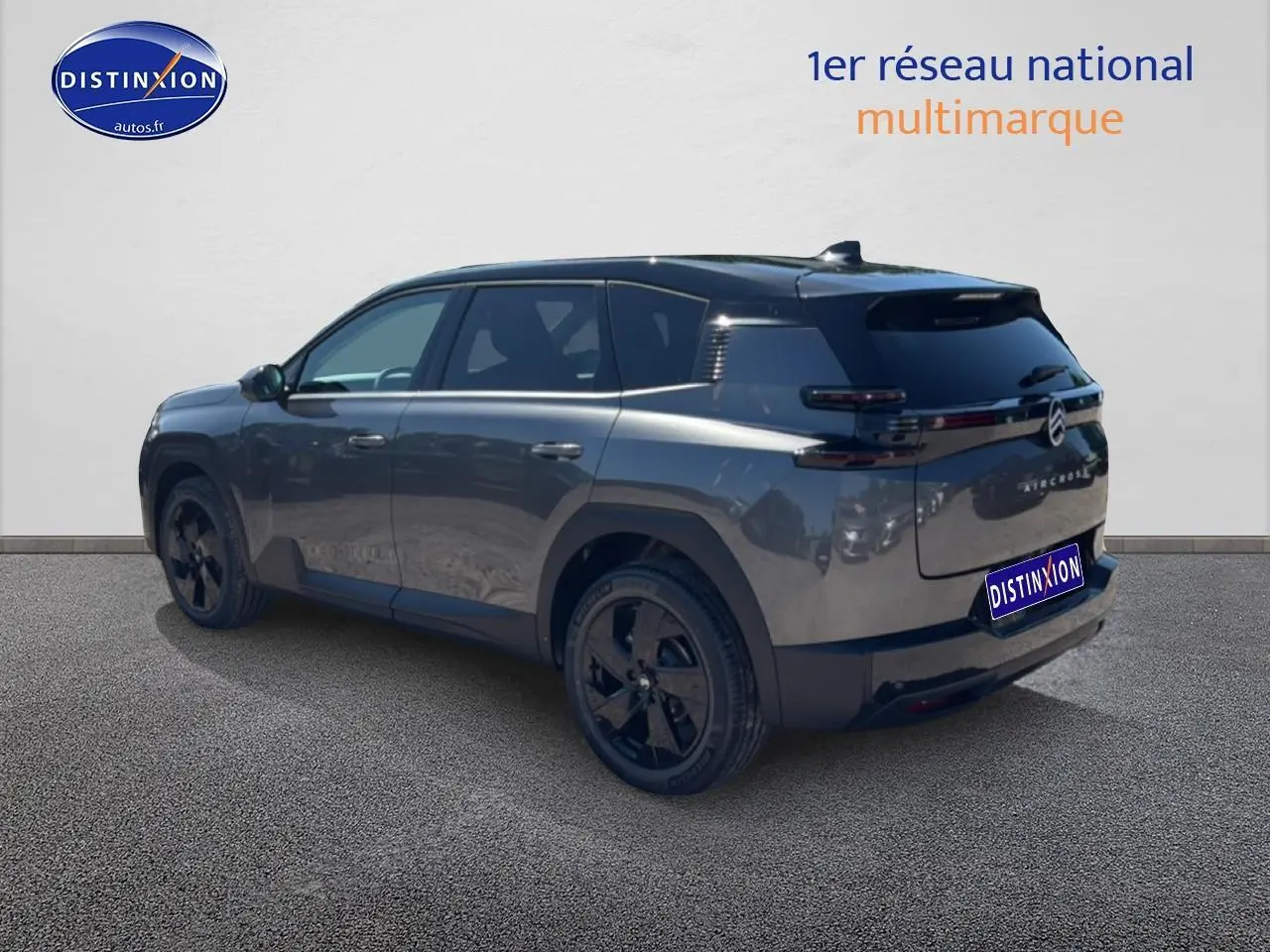Vue 3/4 arrière droite du Citroën C5 Aircross gris platinium avec toit noir et jantes alliage noires.