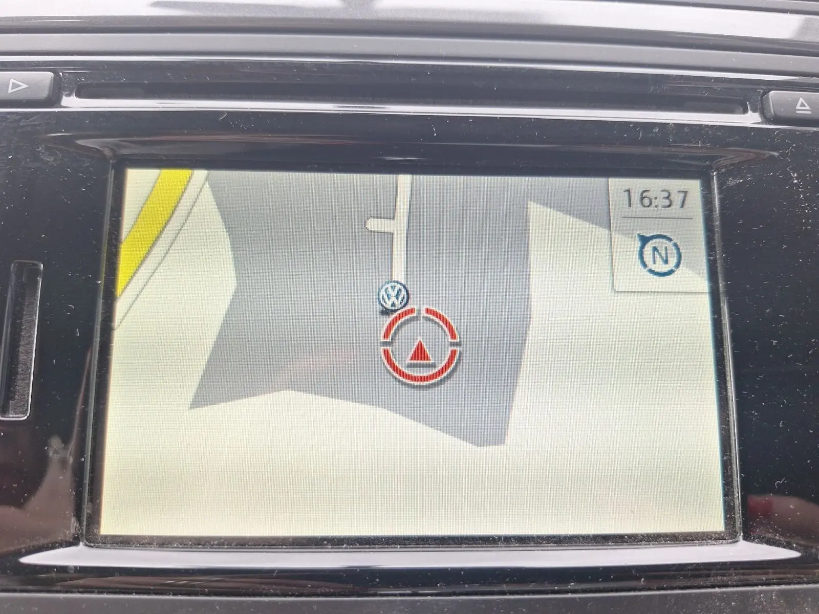 Écran GPS intégré du Volkswagen Tiguan 1.4 TSI 2014 montrant la navigation avec interface claire et logo VW.