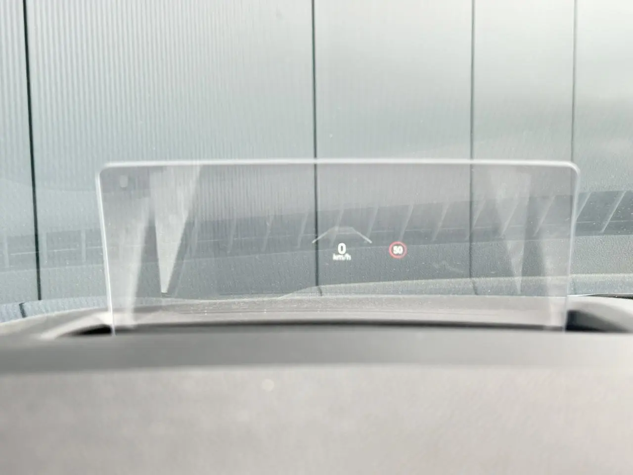 Affichage tête haute transparent du Ford Kuga bleu azur, vue rapprochée du tableau de bord intérieur.
