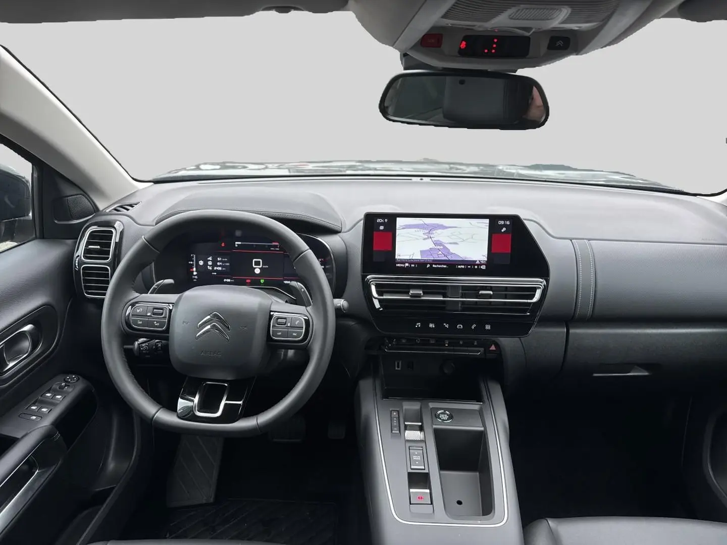 Vue intérieure avant du Citroën C5 Aircross gris platinium 2025, volant multifonction et écran tactile GPS visible.