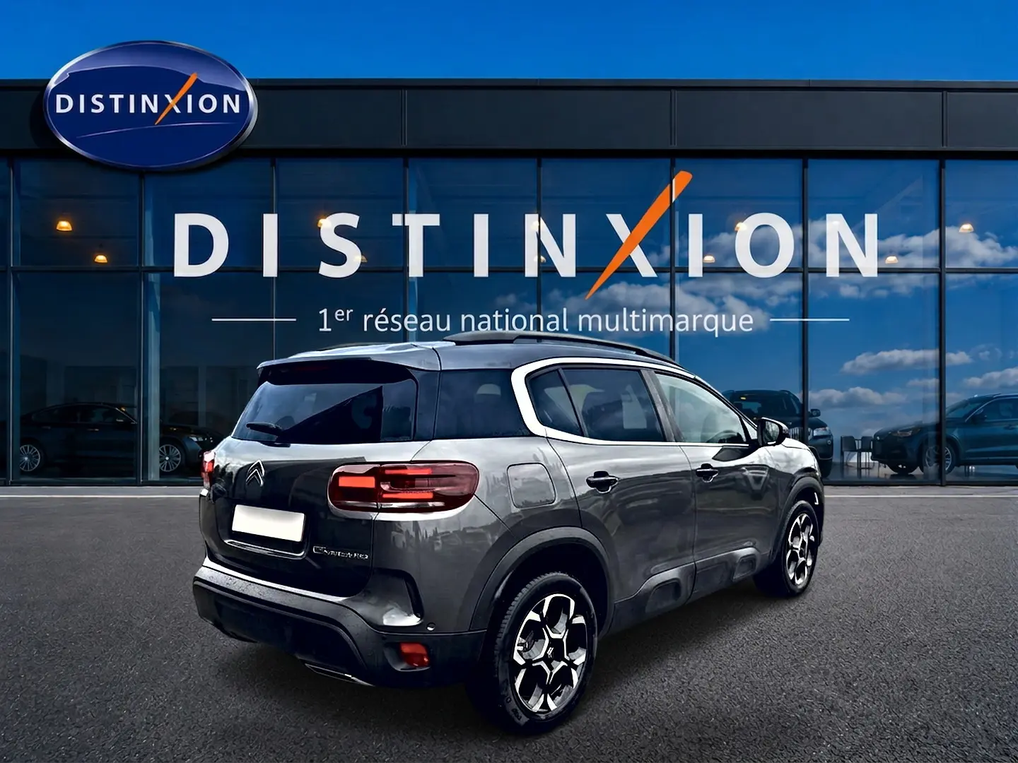 Citroën C5 Aircross gris platinium en 3/4 arrière droit, avec jantes alu et feux arrière LED visibles.