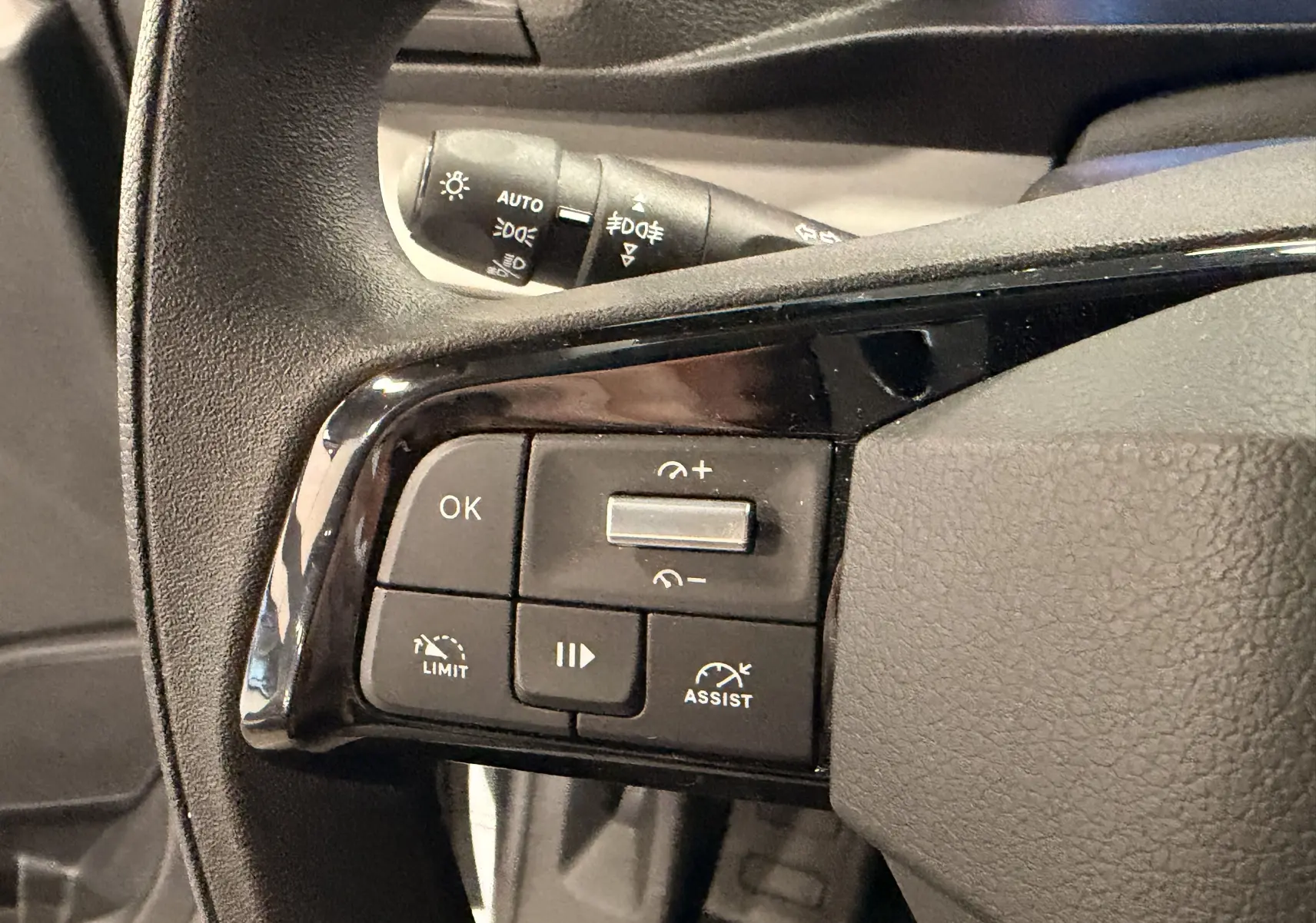 Gros plan sur les commandes du volant noir du Citroën Jumpy Cabine Approfondie 2025, boutons de régulateur et assistant.
