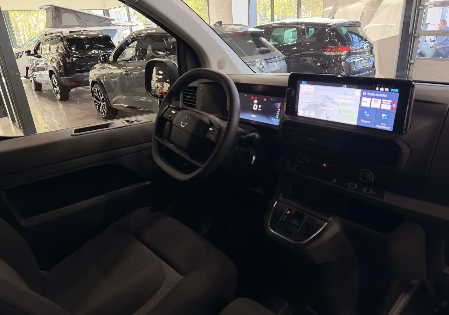 Vue intérieure côté conducteur du Citroën Jumpy Cabine Approfondie gris Titanium, avec tableau de bord numérique et écran tactile.