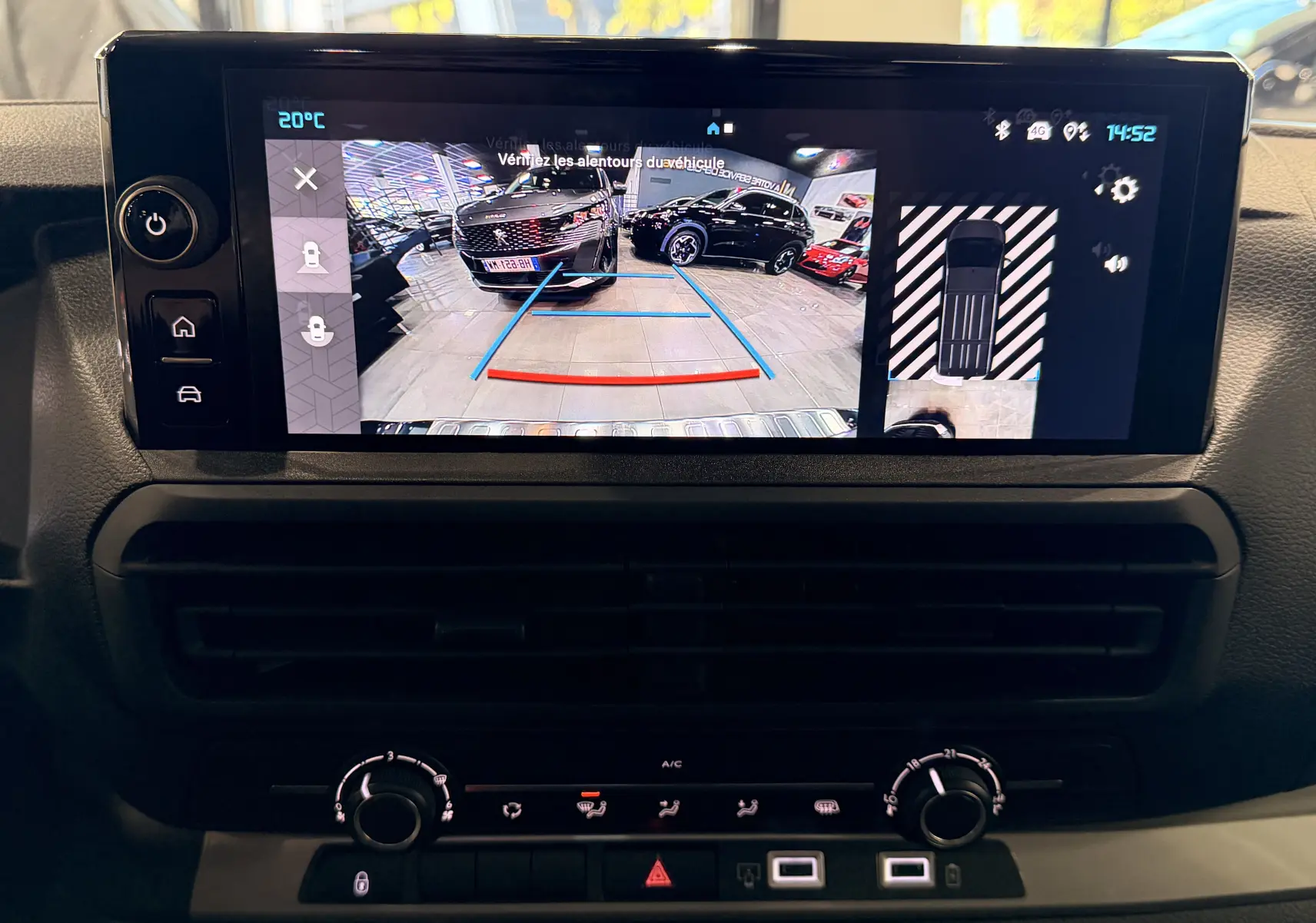 Écran central du Citroën Jumpy cabine approfondie gris titanium montrant la caméra de recul avec vue arrière et top-view.