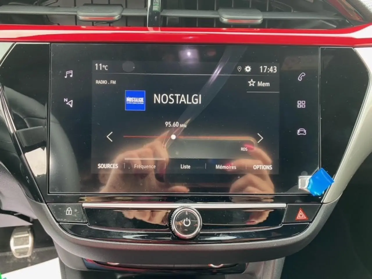 Écran tactile 7 pouces de l'Opel Corsa GS Line 2022 avec interface radio affichant la station Nostalgie.