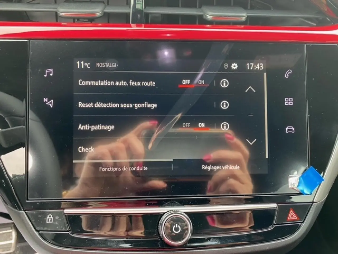 Écran tactile 7 pouces de l'Opel Corsa GS Line 2022 affichant les réglages de conduite avec commandes tactiles.