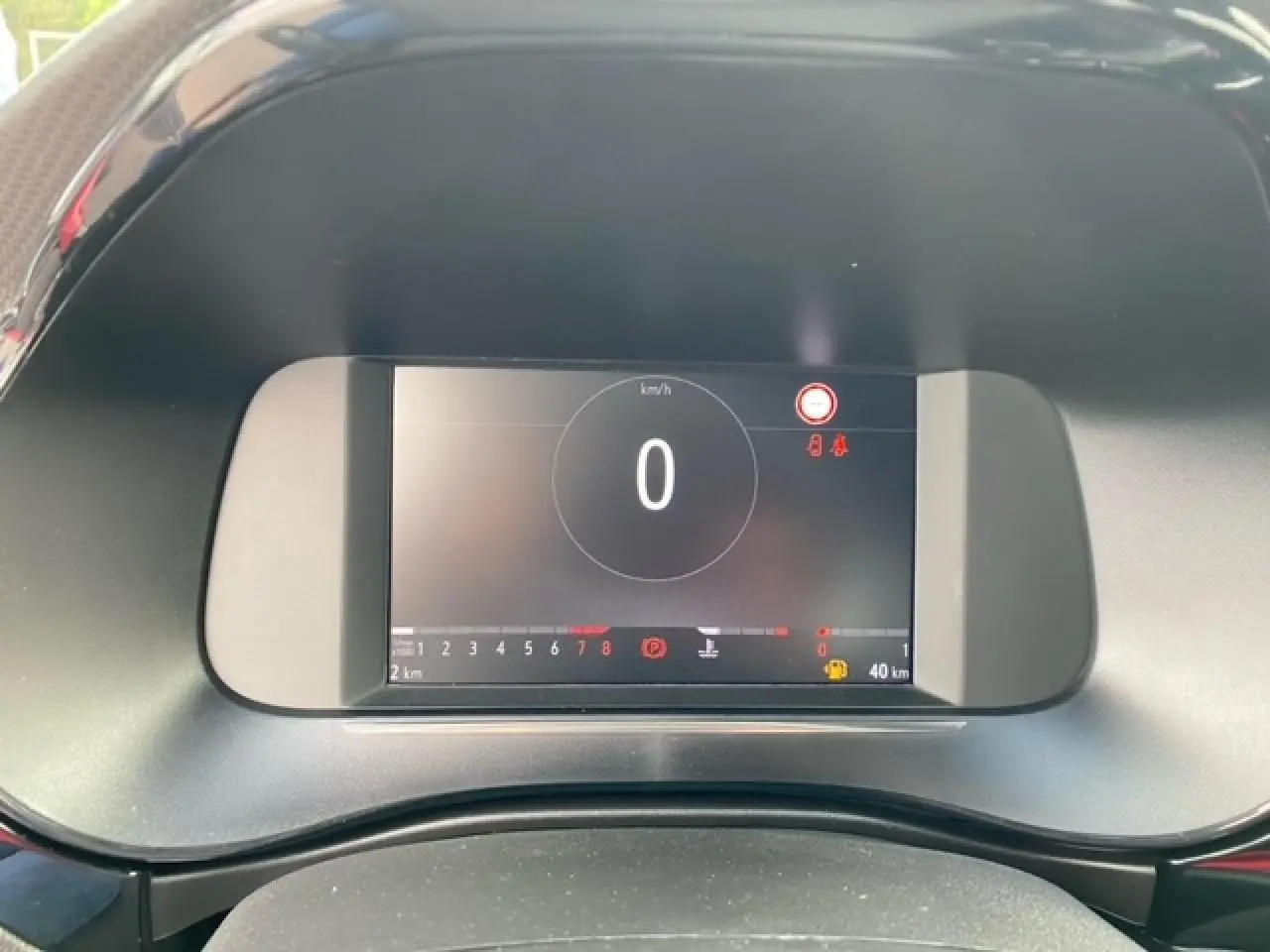 Affichage numérique du tableau de bord de l'Opel Corsa 2022, vitesse à zéro, avec indicateurs et jauges visibles.